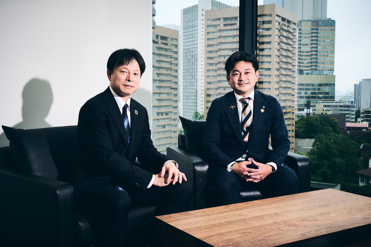 松尾佳昭 有田町長（右）と吉村社長（左）