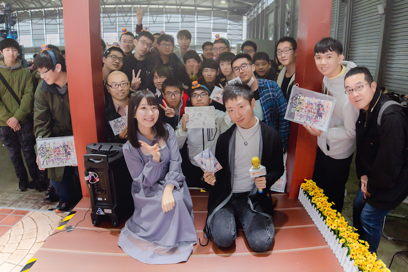 ▲上海でのアニメイベントにて。写真中央左が声優・安齋由香里　右が杜。上海の声優ファンの笑顔に苦労も吹っ飛ぶ。折原はこのとき裏方で……