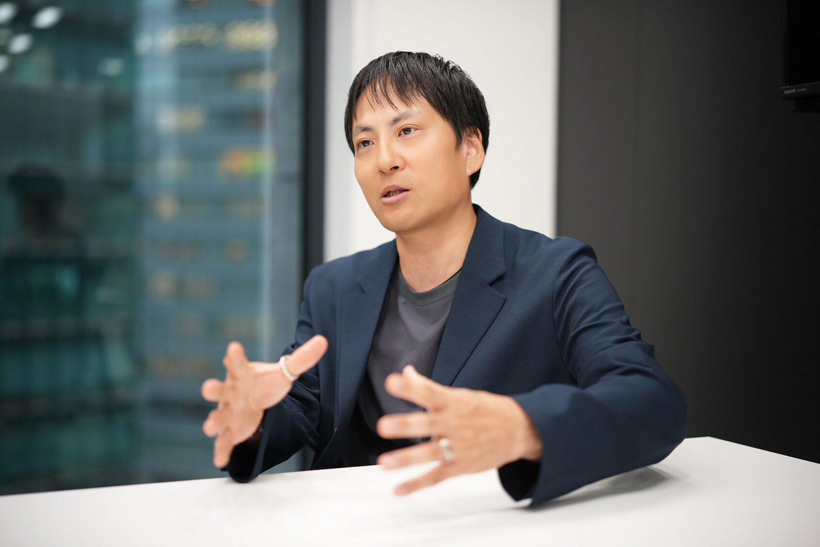 ▲グローバルマーケティング部の西沢 大輔。アメリカでの留学経験は社会人になっても生きています