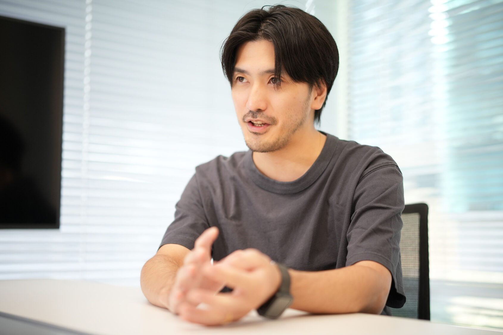 ▲音楽事業本部 A＆R2部の横場 崇宏。バンド活動で使っていた楽器は今も大切に手元に残しています