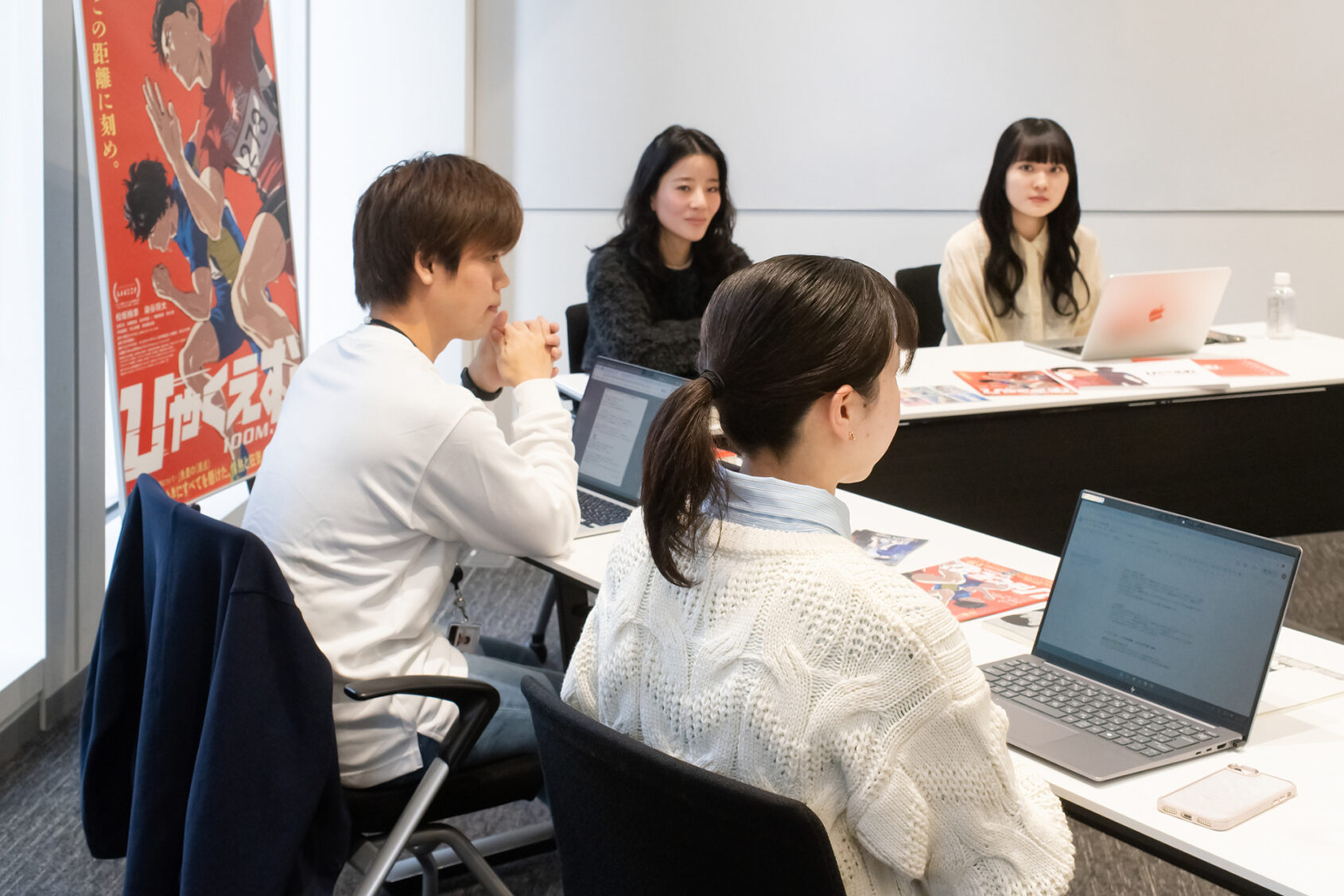 ▲後ろ姿ですがアニメ・映像マーケティング本部 国内マーケティング部 配給グループの島田 彩未