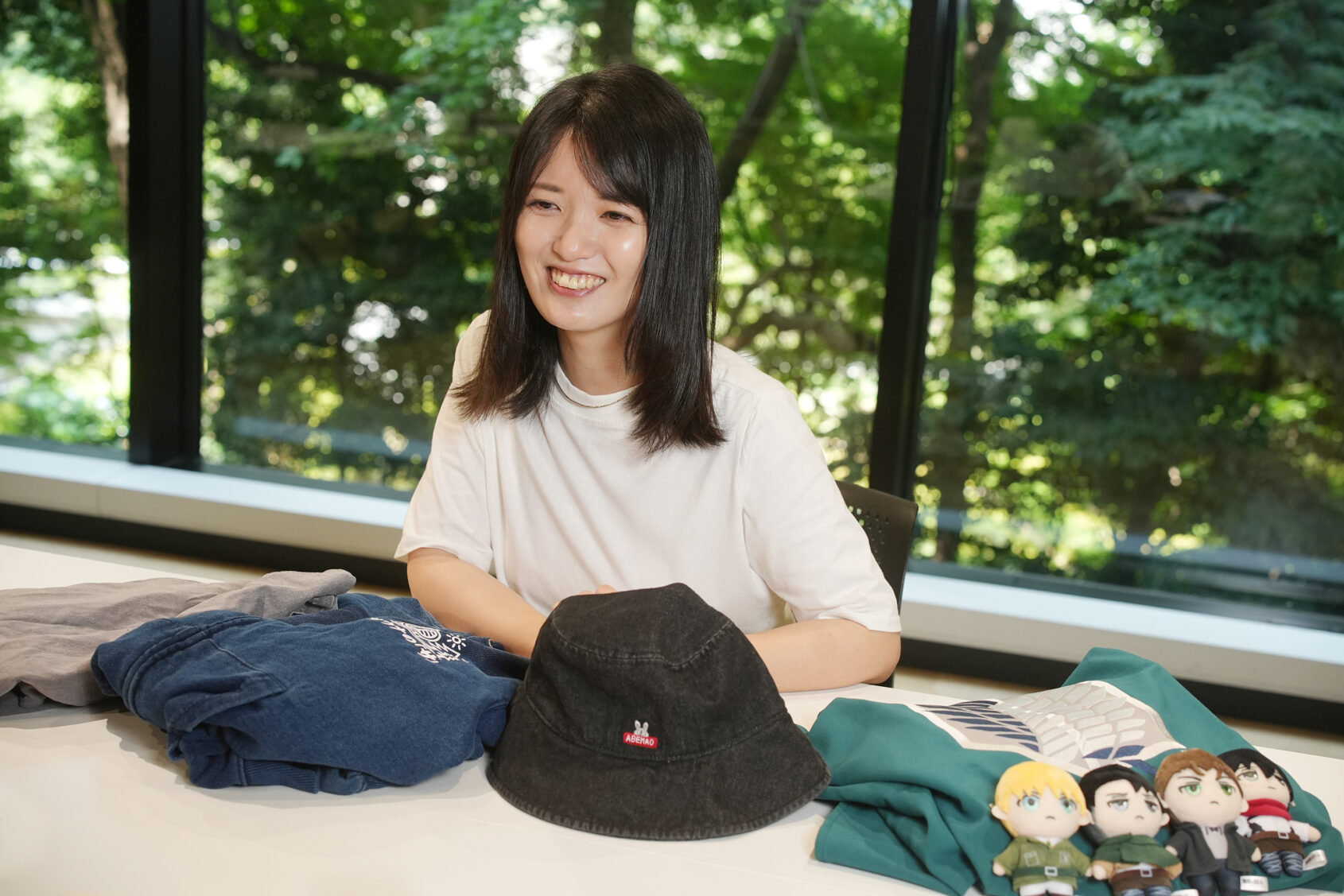 ▲MDマーケティング部の真山 有理。携わったグッズは多くなり大量のスペースが必要になってきました…