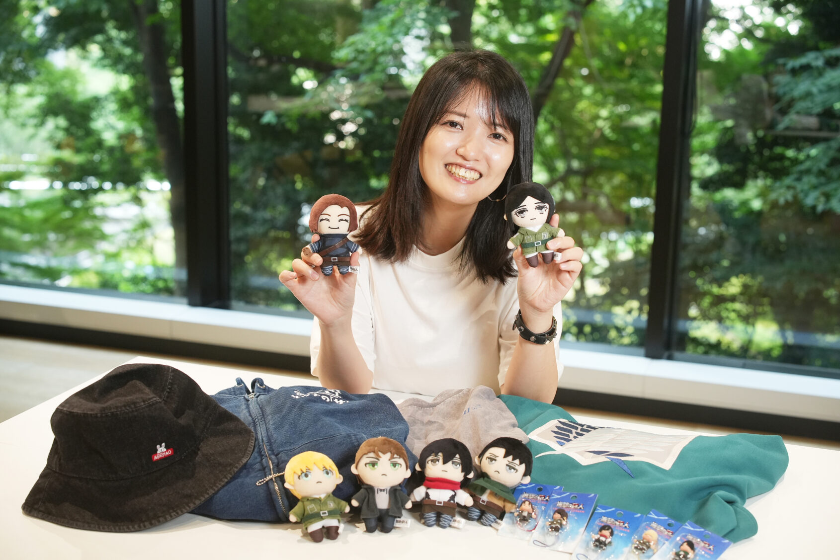 ▲阿部真央やeill、『進撃の巨人』など彼女が関わったグッズを前に