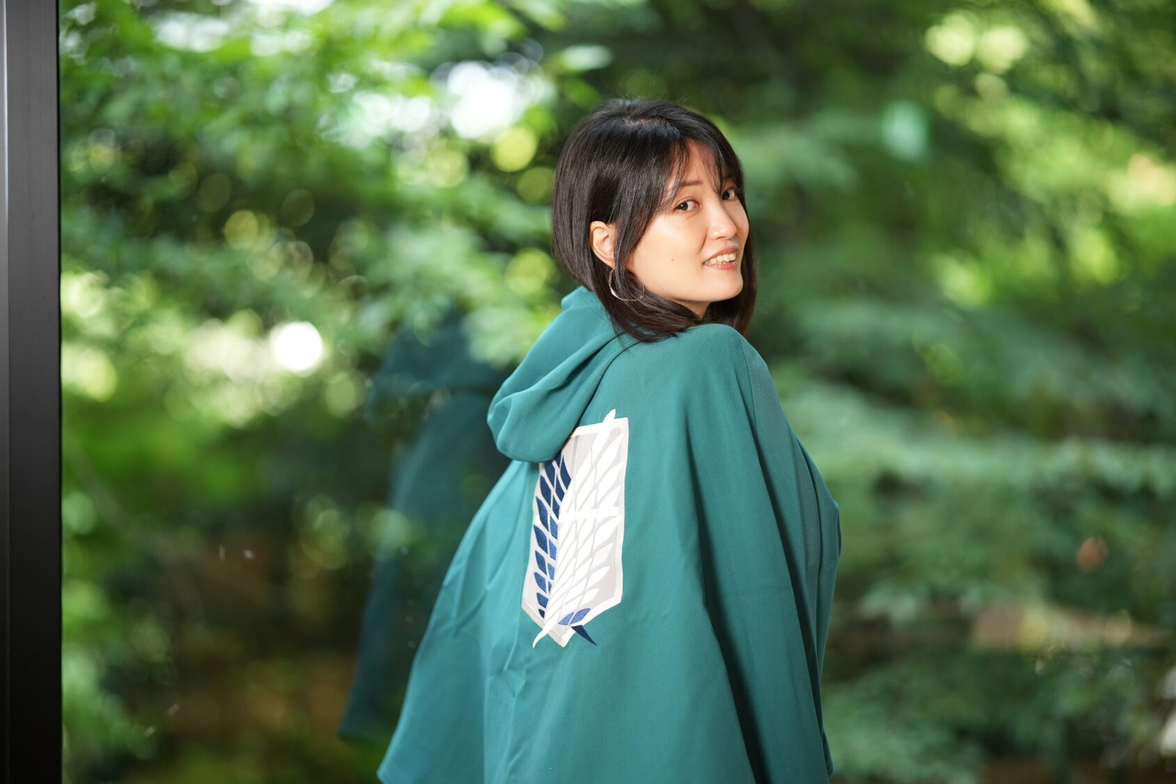 ▲『進撃の巨人』のマントをまとって