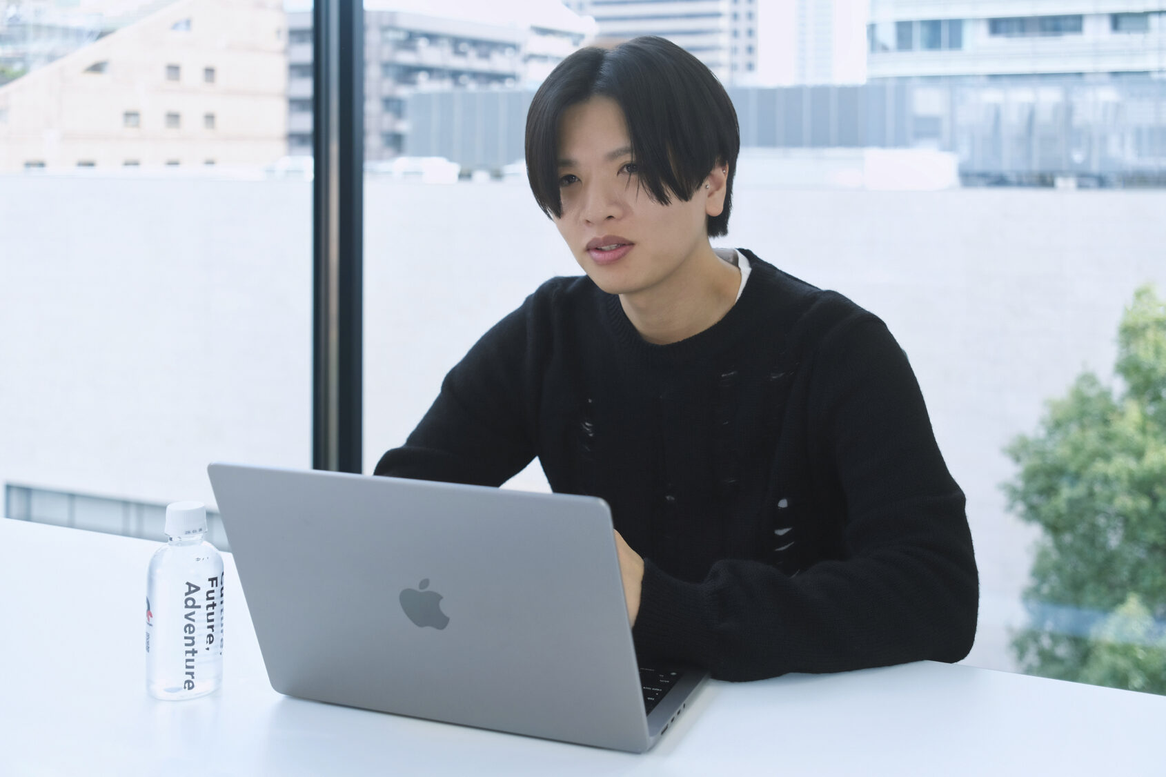 ▲海外マーケティング部アニメグループの深田 優作。趣味のバイクがきっかけで、グローバルな視点への関心が高まっていきます