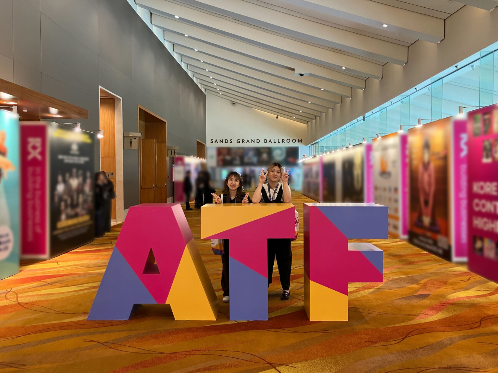 ▲シンガポールで開催されたコンテンツ見本市『Asia TV Forum & Market』に出展のため参加。同じチームの柴 媛敏（サイ エンビン）と記念撮影